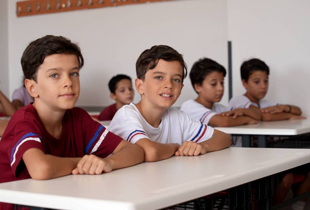 Okuldaki herkes aynı kişiyi gördüğünü sanıyor: 26 ikiz kardeşle eğitime başlıyorlar 5